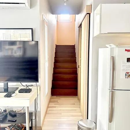 Spacious 1 Bedroom With An Attic Bedroom דירה