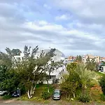 Spacious 1 Bedroom With An Attic Bedroom Apartamento *