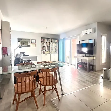 Spacious 1 Bedroom With An Attic Bedroom Appartement *