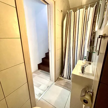 Spacious 1 Bedroom With An Attic Bedroom * Strovolos