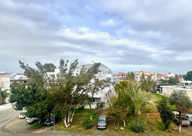 Spacious 1 Bedroom With An Attic Bedroom Apartment *