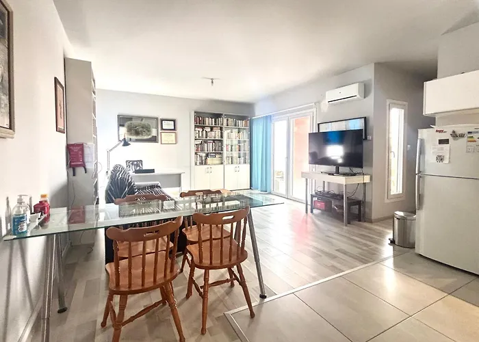 Spacious 1 Bedroom With An Attic Bedroom Apartment *