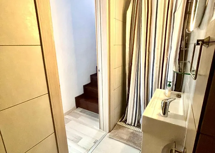 Spacious 1 Bedroom With An Attic Bedroom * Strovolos